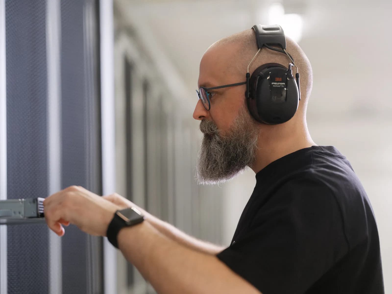 Tekniker arbetar vid serverskåp i datacenter i Västberga, Stockholm